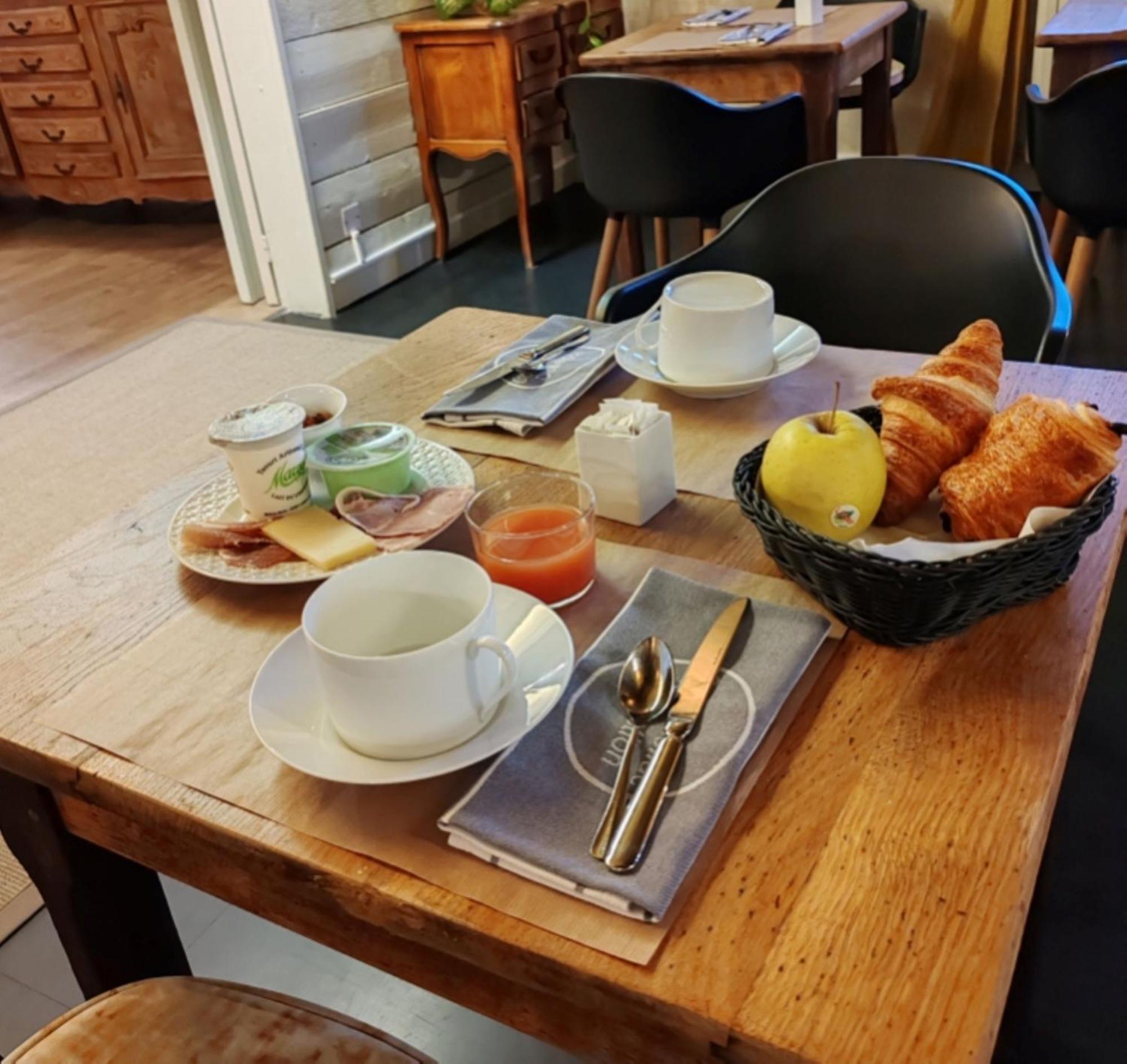 Logis Hotel - Restaurant Le Relais De Comodoliac แซ็งต์-จูเนียง ภายนอก รูปภาพ
